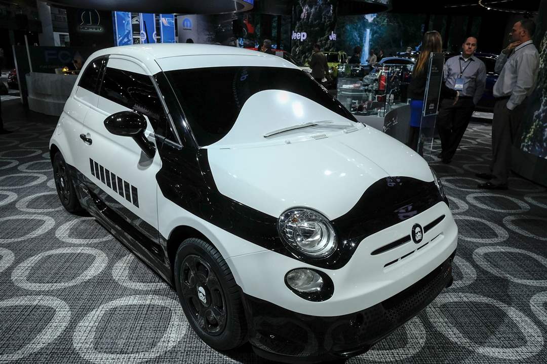 BIZ-autoshow13pFiat-500e-Stormtrooper-Concept