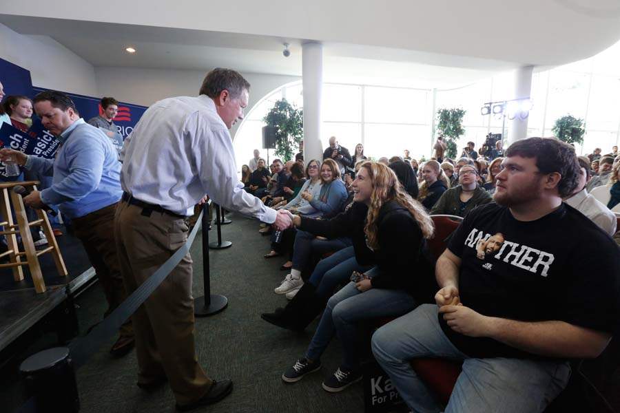 CTY-kasichmonroe07p-handshake