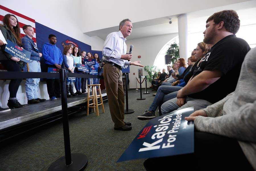 CTY-kasichmonroe07p-supporters-with-signs