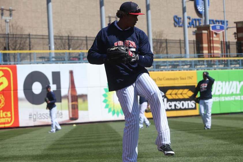 HensPhotos6p-moya-warmup