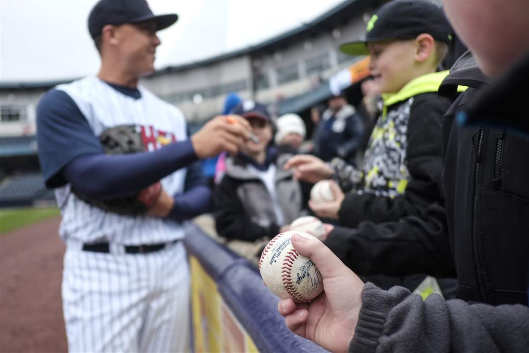CTY-OPENINGDAY8-autograph