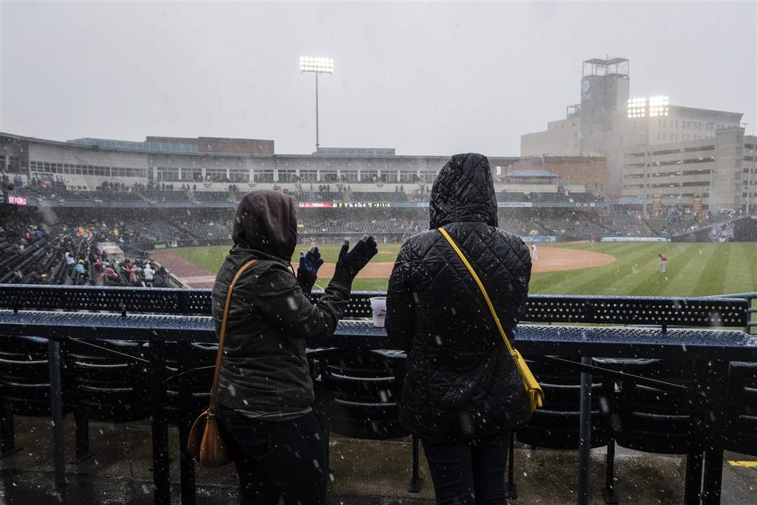 CTY-OPENINGDAY8-snow-falls
