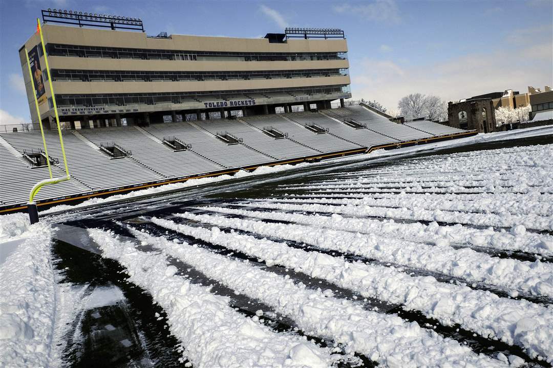 CTY-snow09pThe-Toledo-Rockets-footba