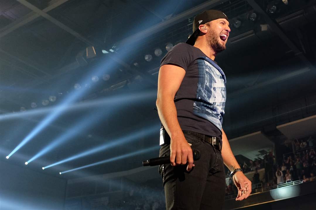 Luke-Bryan-4-12