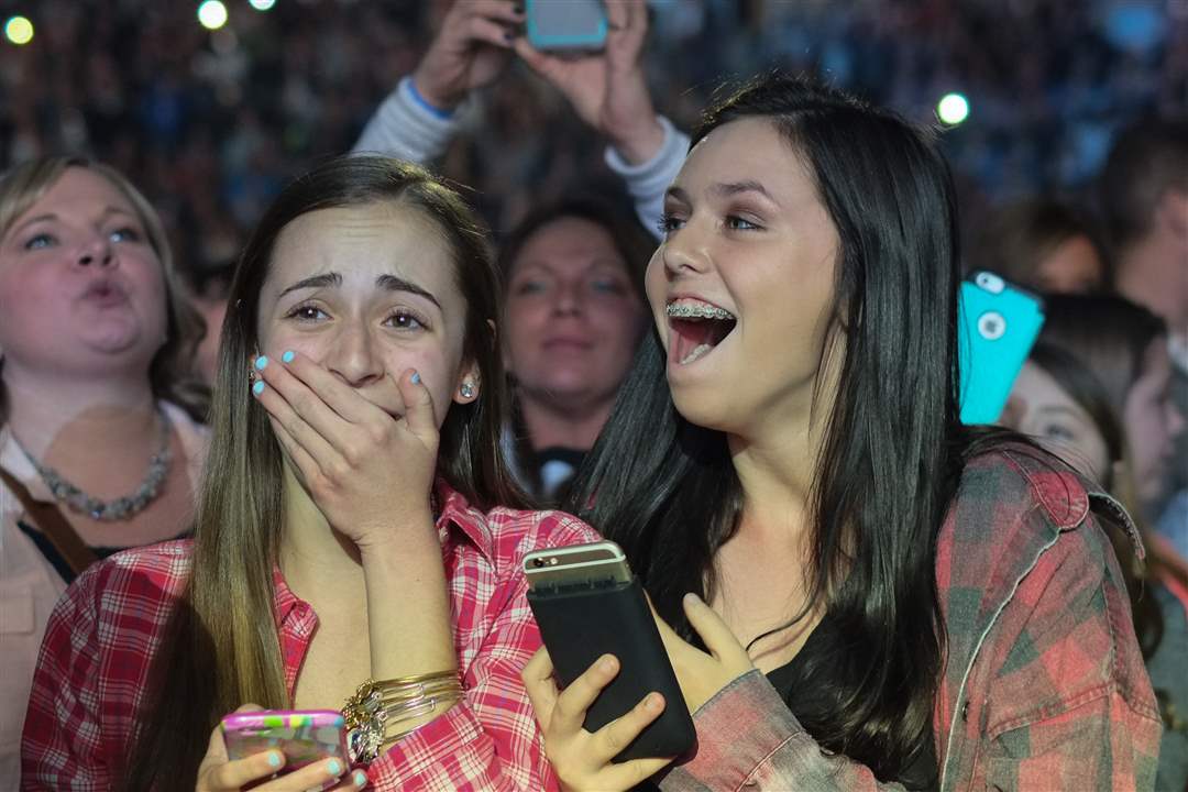 Luke-Bryan-performs-4-14