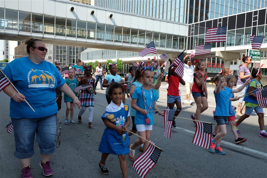 CTY-parade29GirlScouts