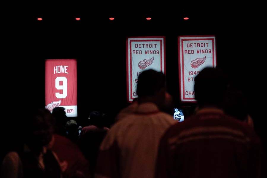 spt-gordiehowe-crowd-banners