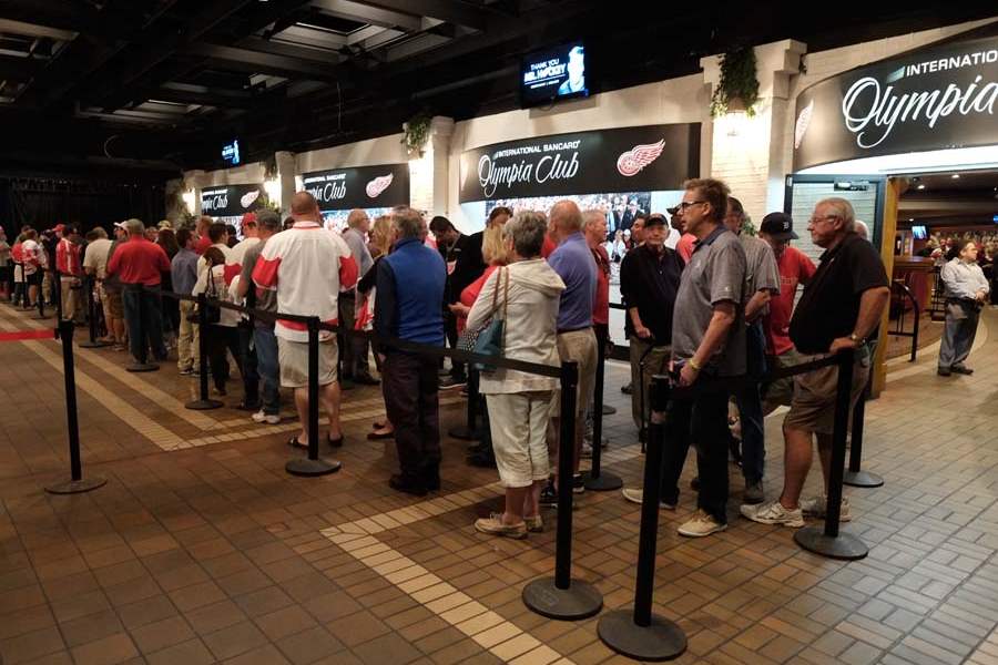 spt-gordiehowe-fans-line-up