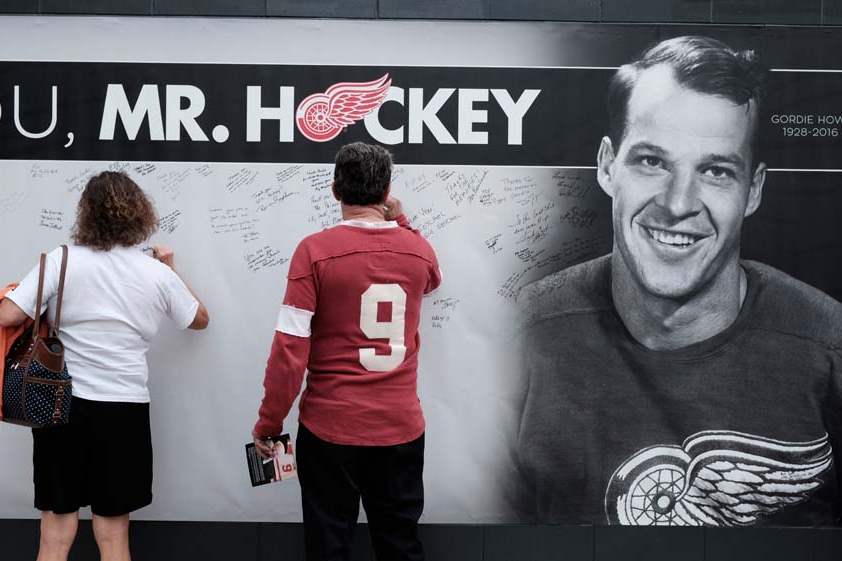 spt-gordiehowe-fans-sign-banner