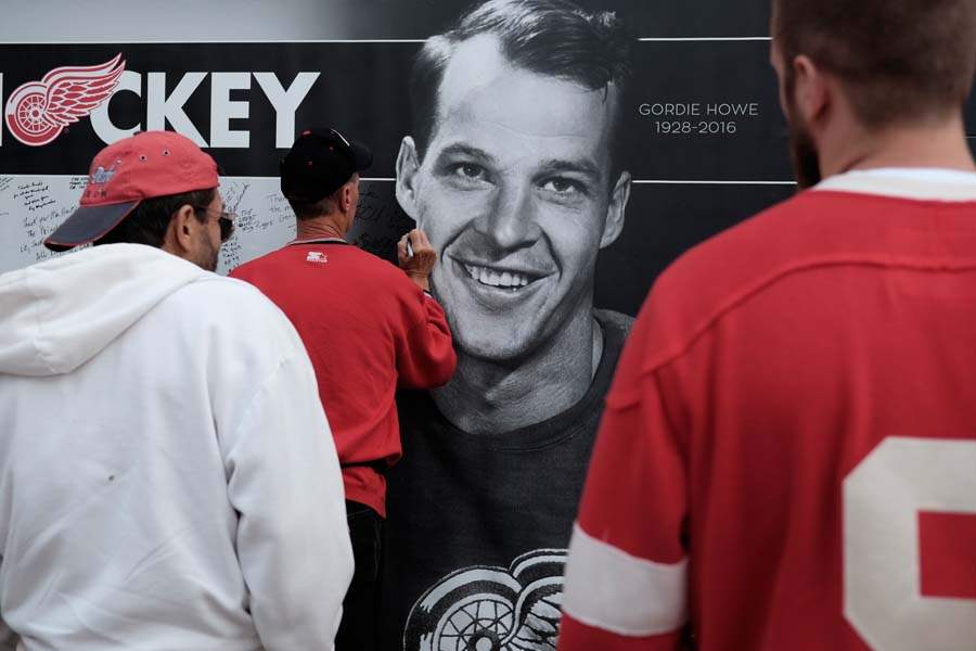 spt-gordiehowe-fans-sign-banner3
