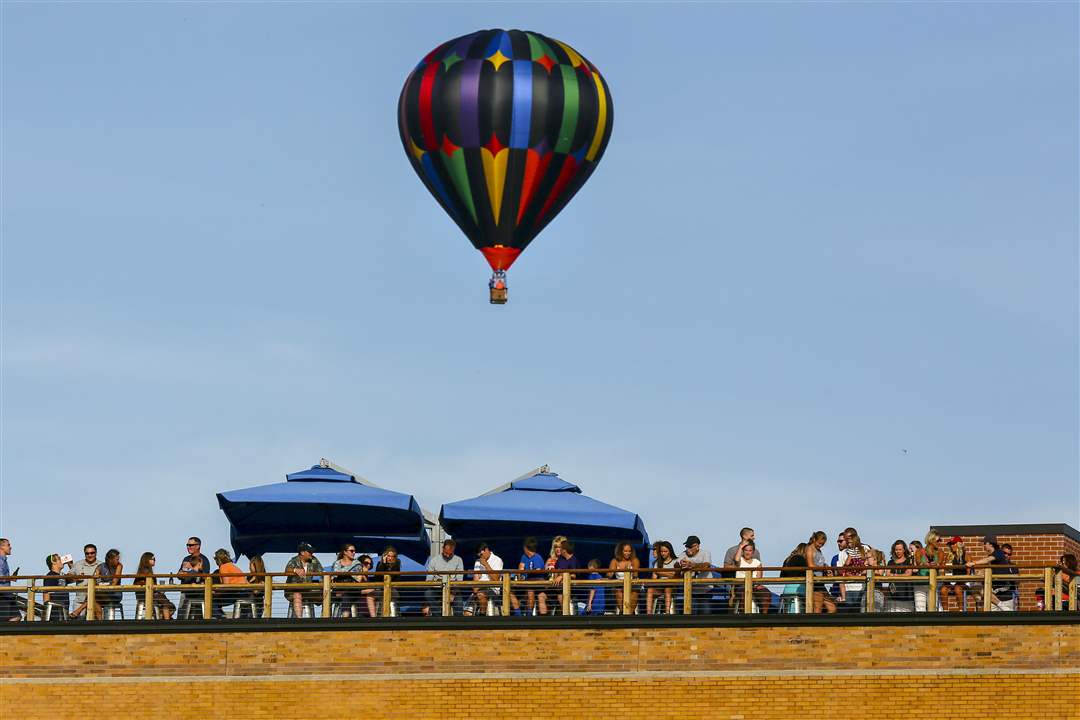 SPT-Hens19pA-hot-air-balloon-ap