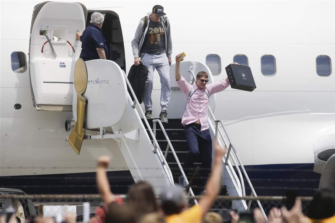 Champion-Cavaliers-Basketballoff