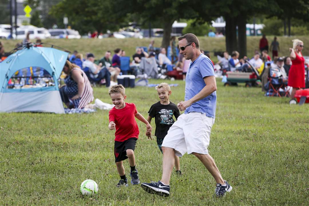 PBURGFIREWORKS4-petrie