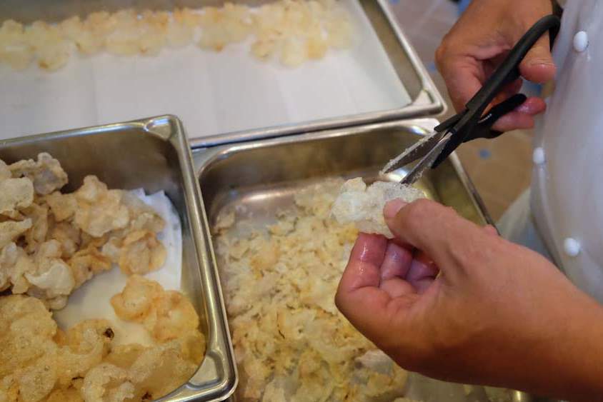 FEA-bocuse19-Sulatycky-hand-cuts-beef-tendons