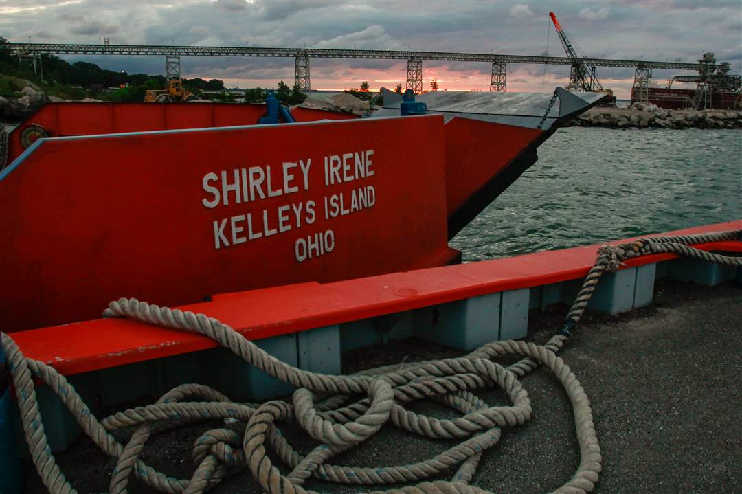 FERRIESxx-Kelleys-Island-Ferry-docked
