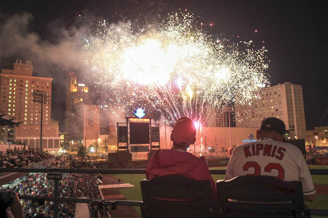 Hens17pDiane-Kowalski-left-and-John-Kowa