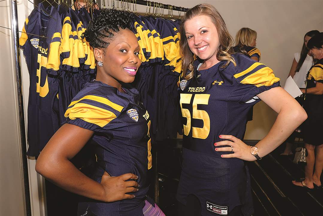 SOC-footballgirls21p-Chandyce-Robinson-and-Tessa-Ciccone