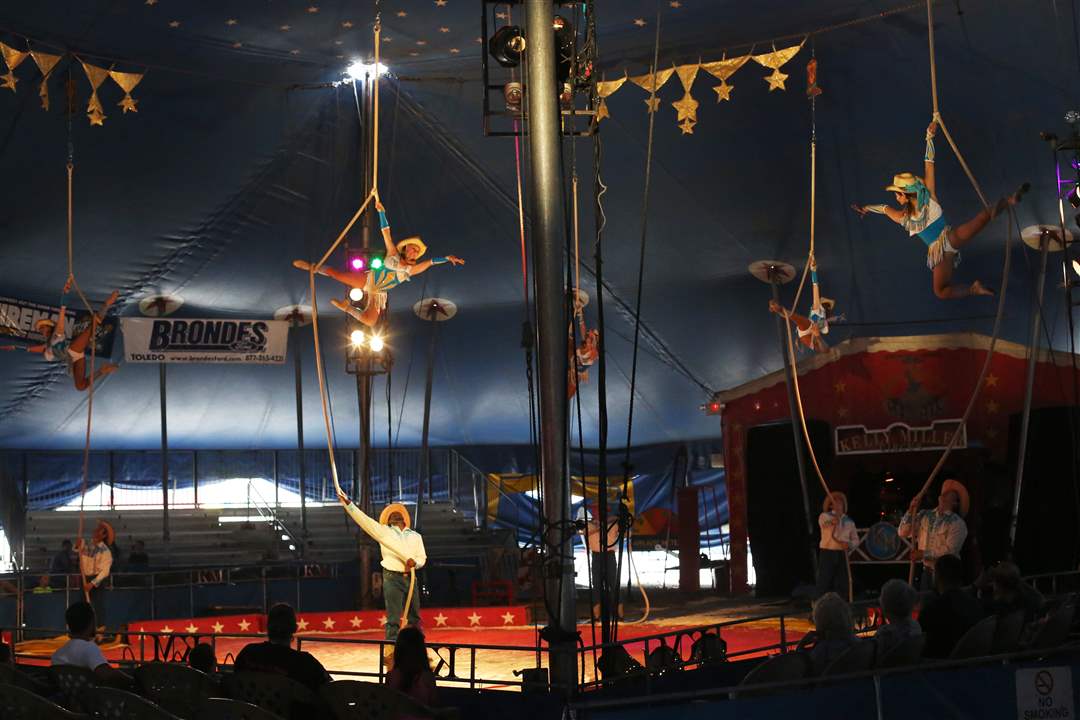 Starlets-perform-8-10