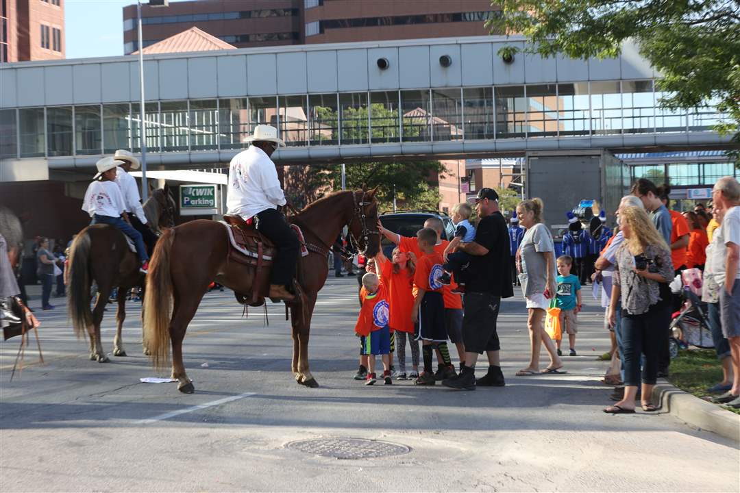 CTY-parade06-horsemen