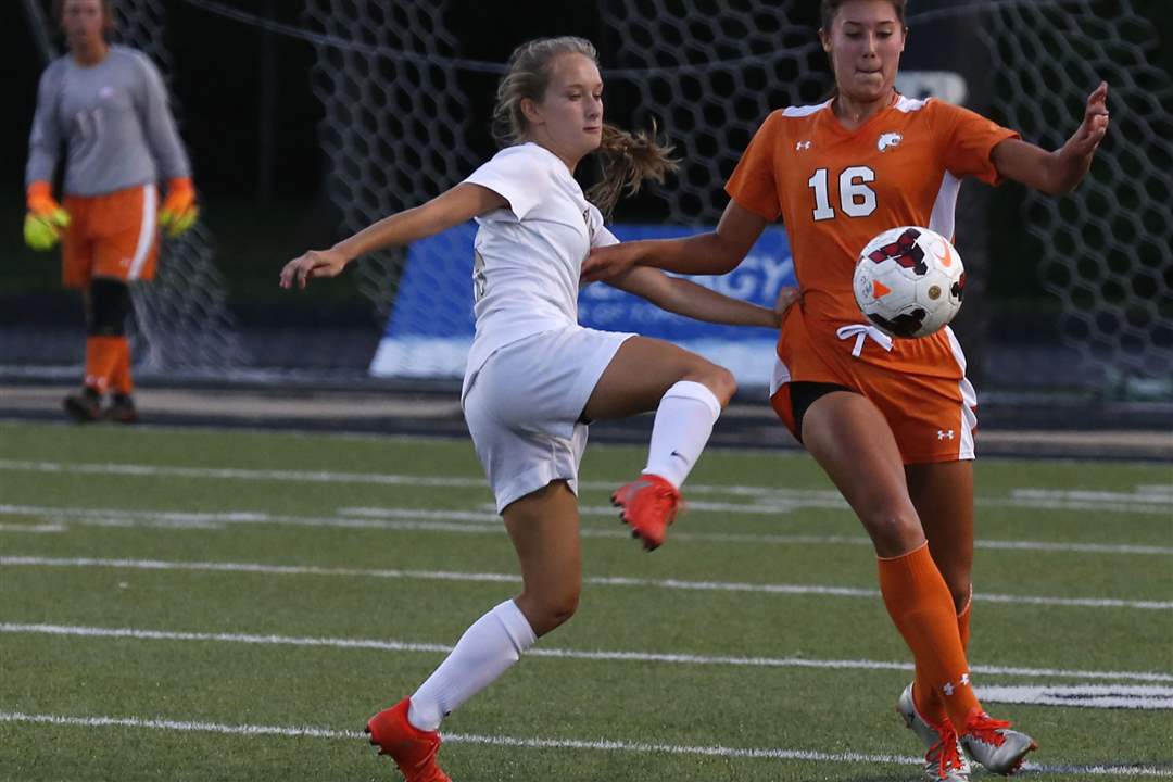 SPT-NLLgirlssoccer22p-battle