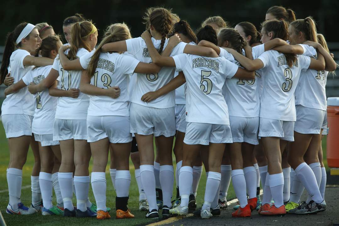 SPT-NLLgirlssoccer22p-huddle