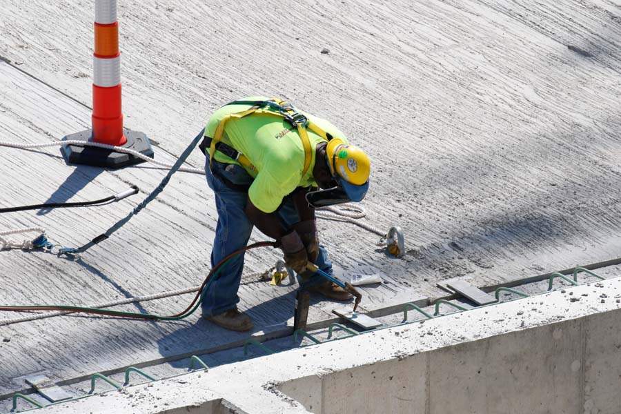 F7A5933-jpg-garage-worker