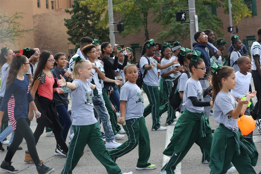 CTY-easter03-cheerleaders