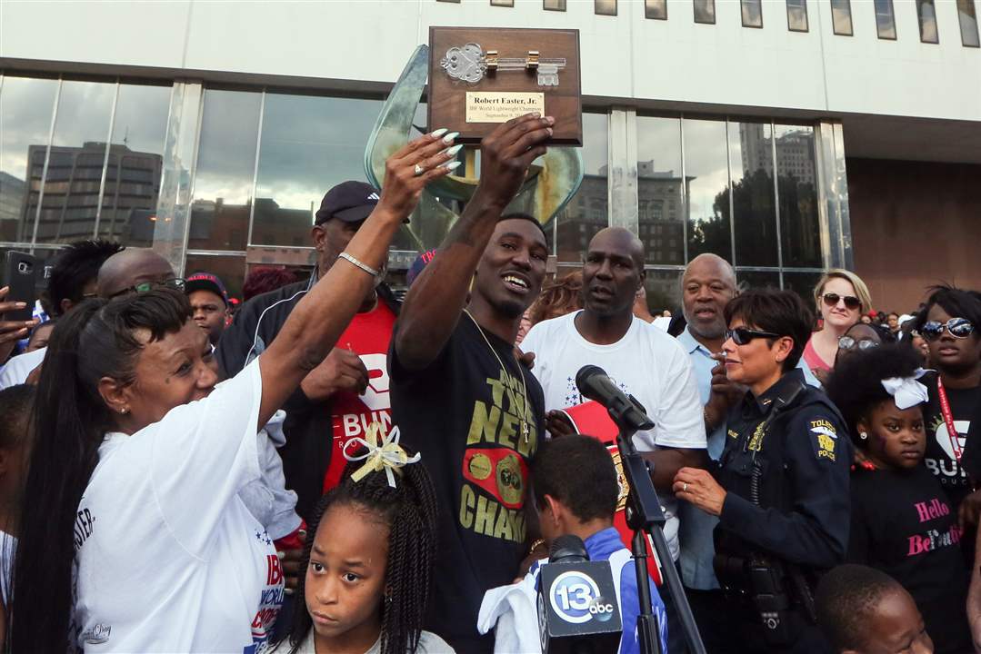 CTY-easter03-key-to-city