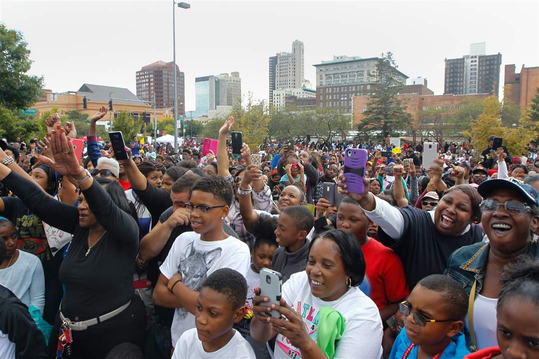 CTY-easter03-large-crowd