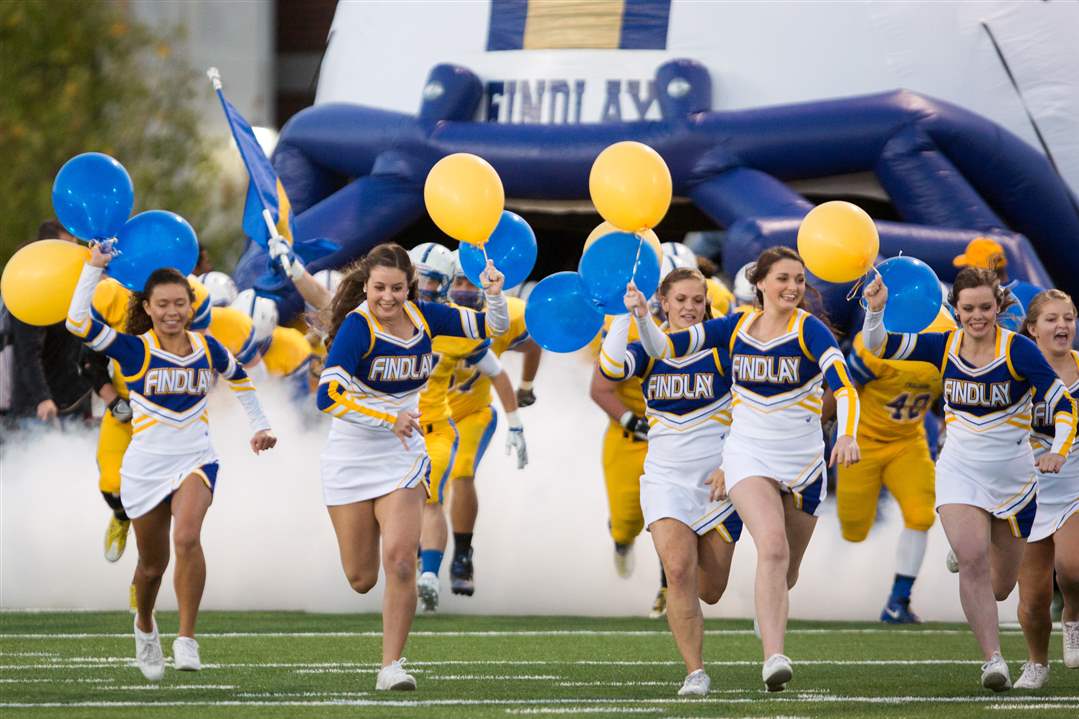 Findlay-cheerleaders-10-14