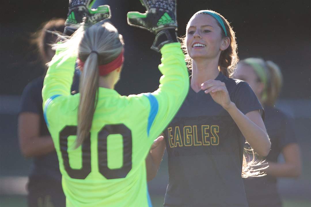 GirlsDistrictSoccer25pHonyak