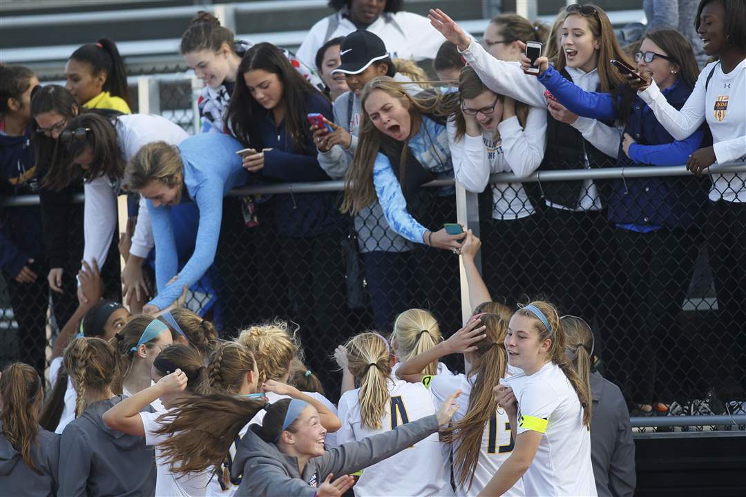 notredamesoccer05-cheer