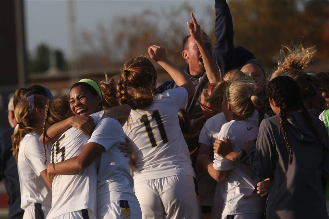 notredamesoccer05-final-hug