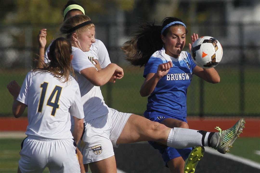 notredamesoccer05-sabol-throw