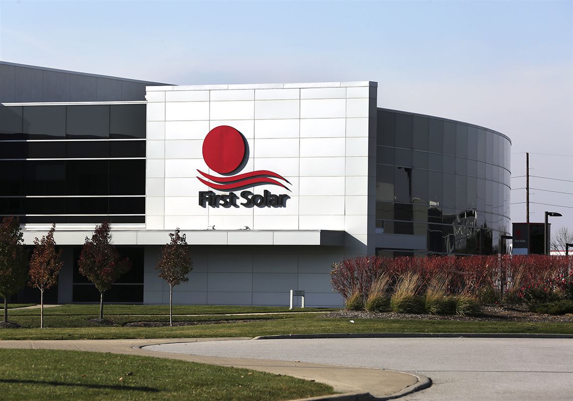 First solar. Solar логотип. First логотип. солнечная электростанция в пустыне. Solar компания.