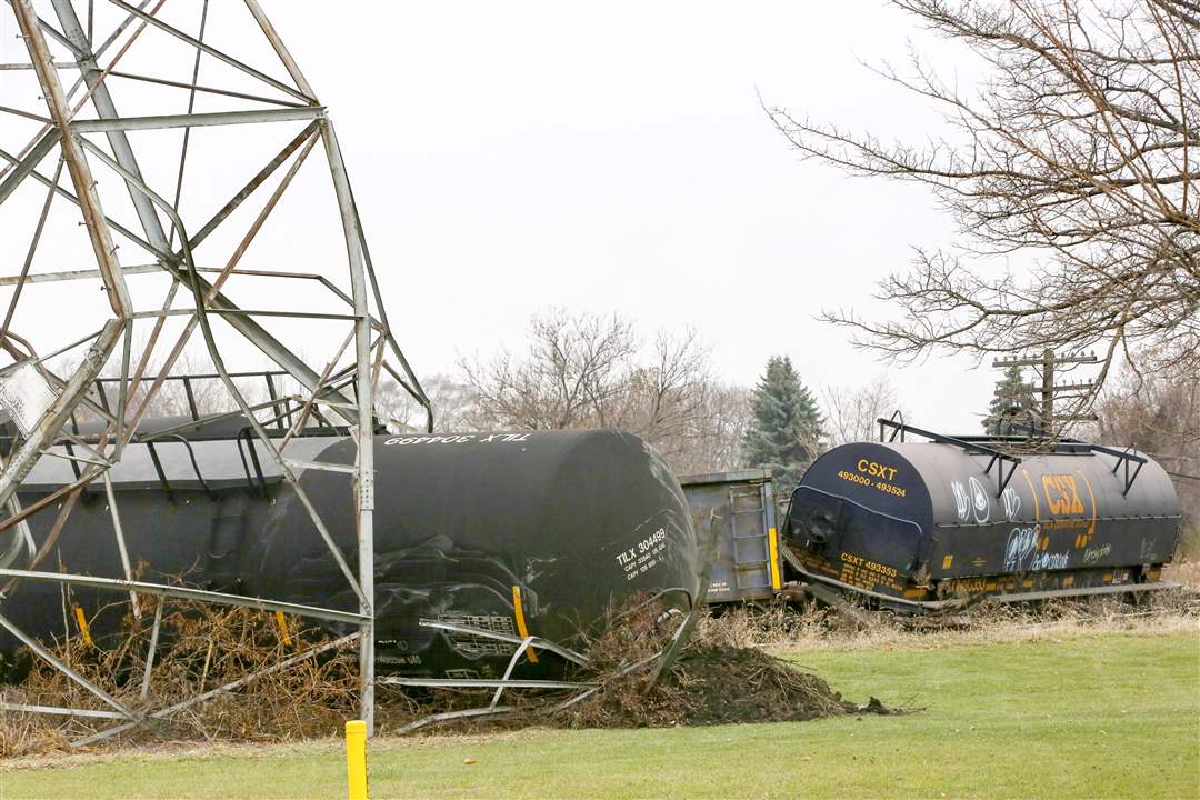 CTY-TrainDerailmentCrews