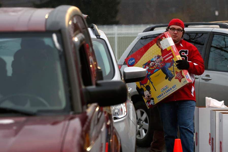 CTY-toydrive09p-Volunteer-D-J-White