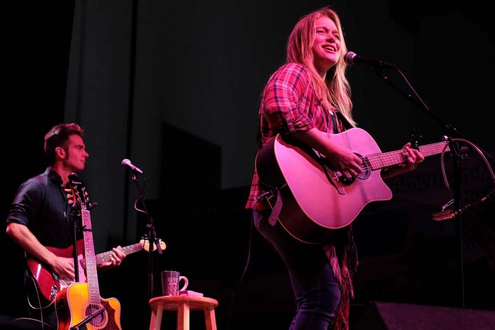 SOC-autogala25p-Crystal-Bowersox-performs