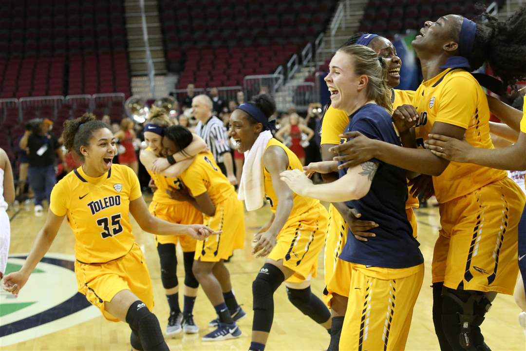 Rockets-celebrate-3-11