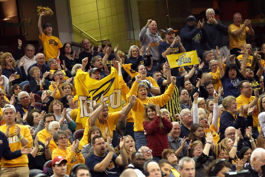 Toledo-fans-cheer-3-11