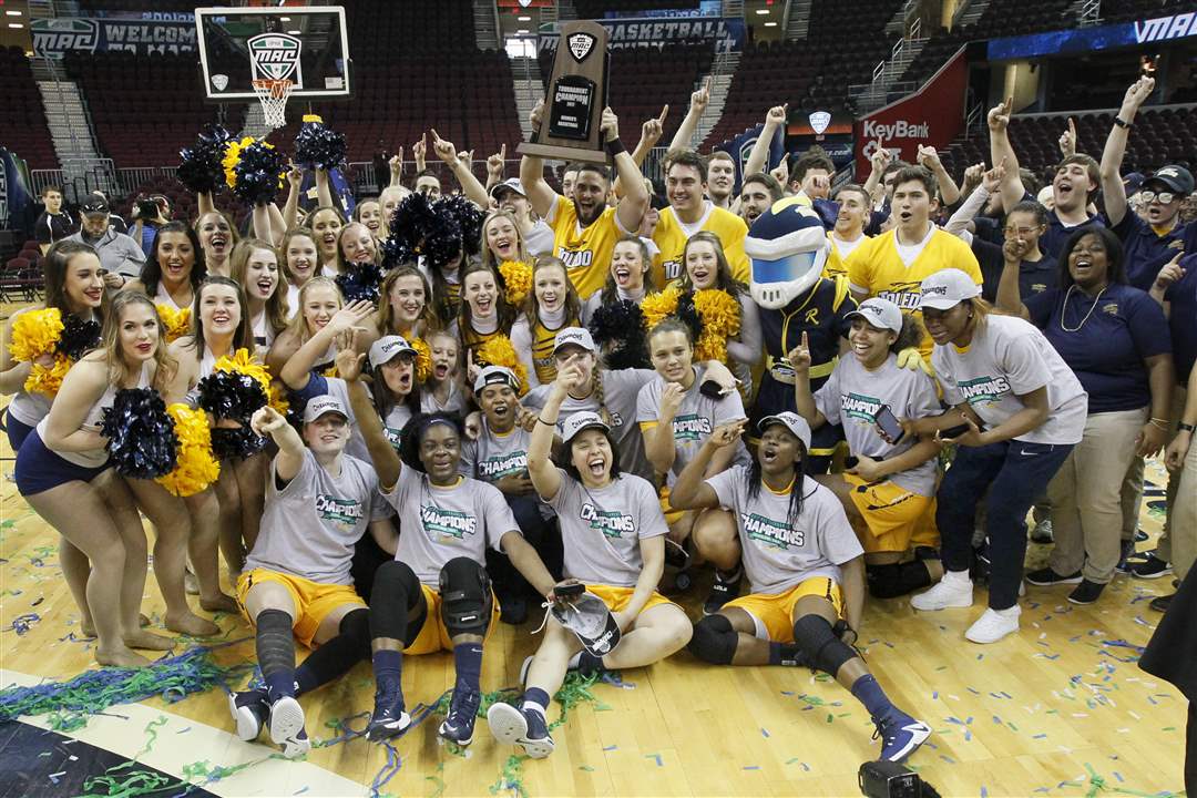 UT-cheerleaders-3-11