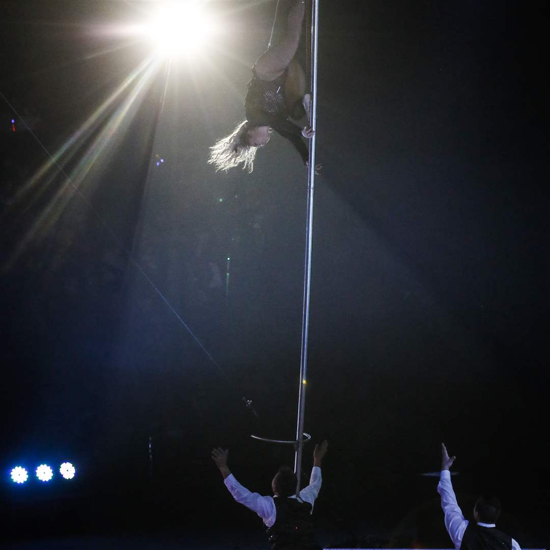 Acrobats-perform-3-16