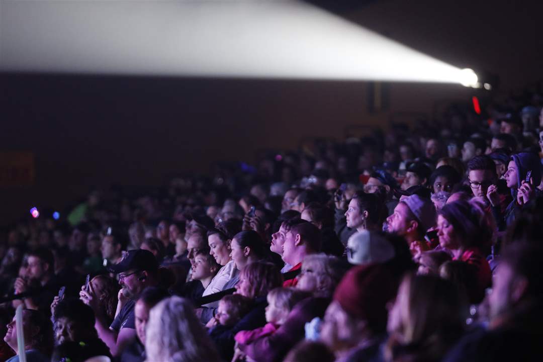 Spectators-watch-3-16