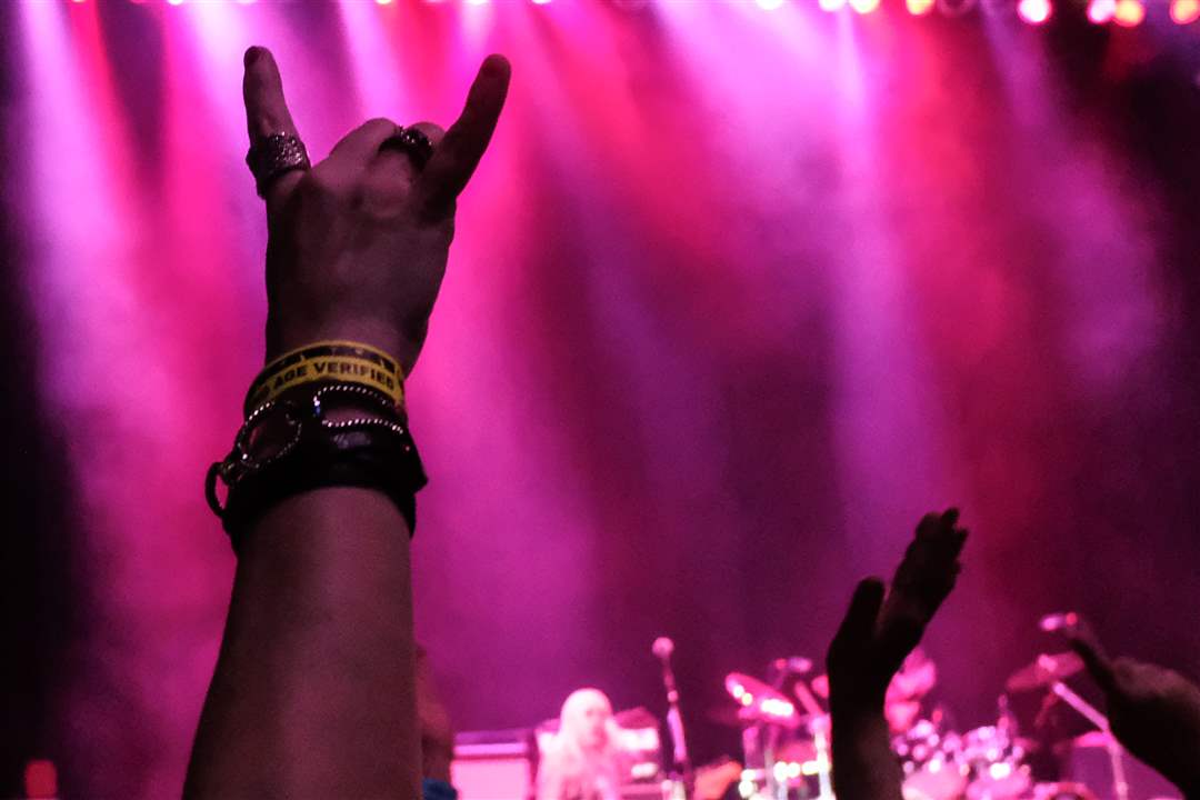 MAG-ARENA02-Fans-cheer-as-Vixen-performs