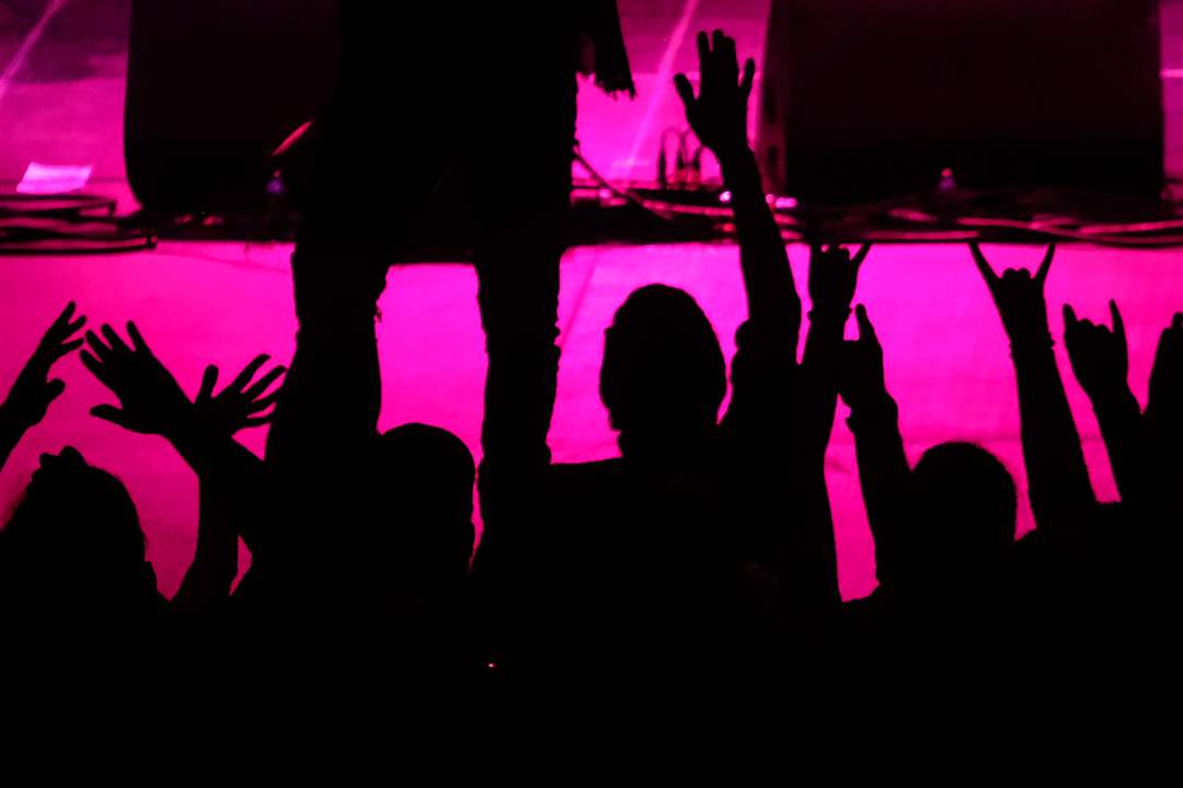 MAG-ARENA02-Fans-silhouette