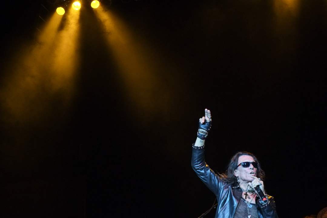 MAG-ARENA02-Stephen-Pearcy