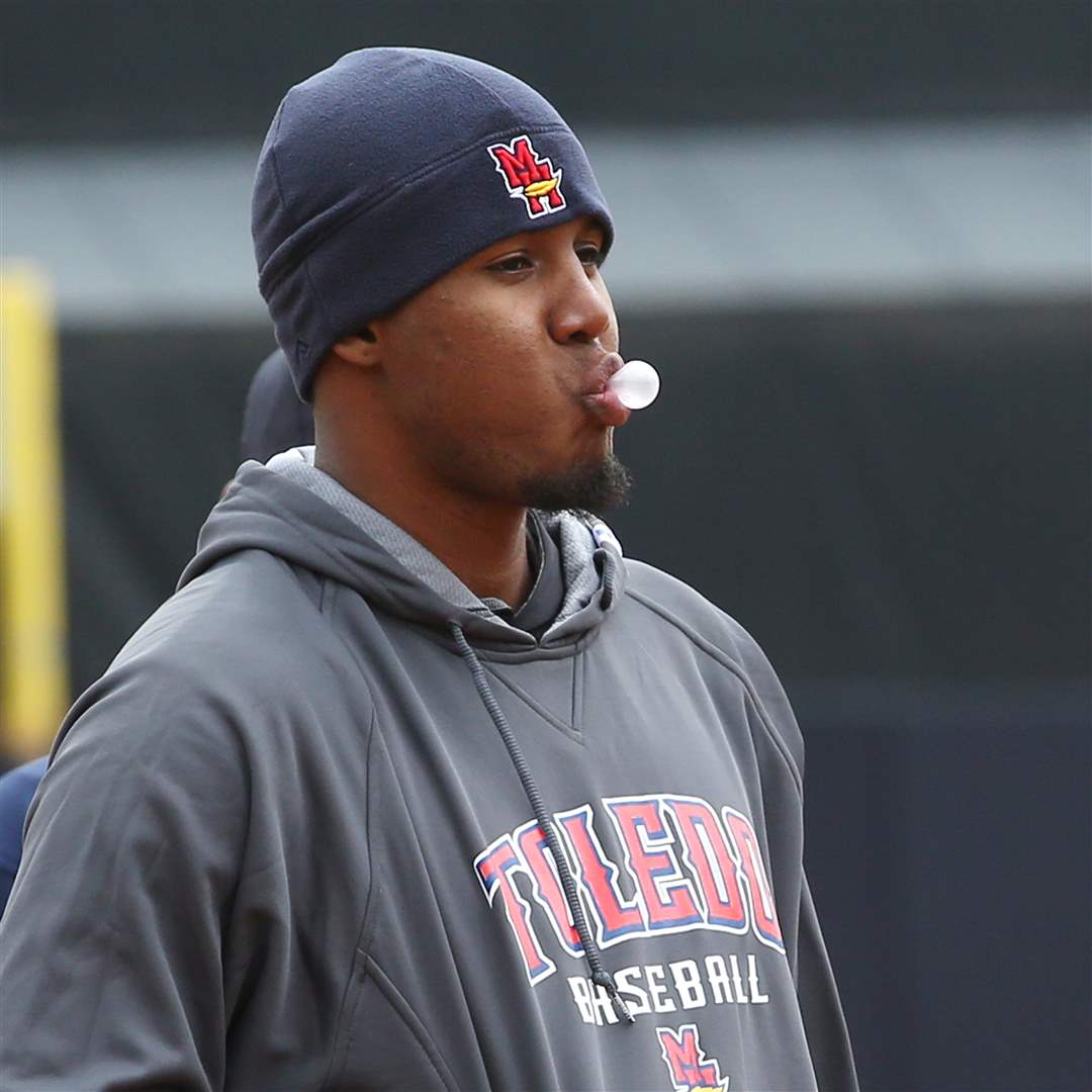 SPT-hensbat04p-Mike-Almanzar