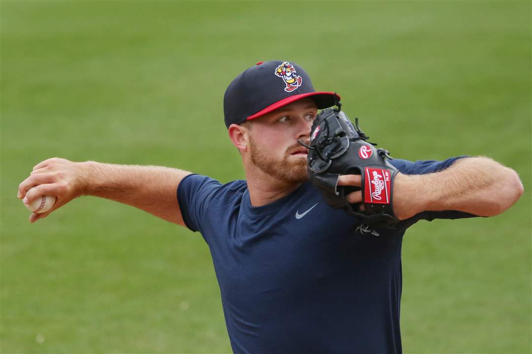 SPT-hensbat04p-Buck-Farmer