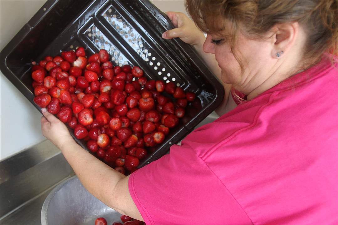 pours-strawberries-6-17