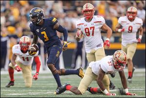 University of Toledo receiver Diontae Johnson breaks away from VMI defensive back Jaelen Adkins to score a touchdown.